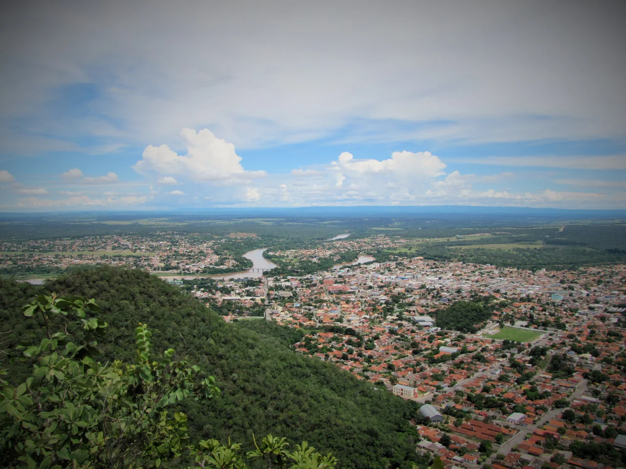 Elvido sur Barra do Garças el ĉe ĝia Krista statuo. Videblas la riveroj Araguaia kaj Garças, kaj la najbaraj urboj Aragarças kaj Pontal do Araguaia.
