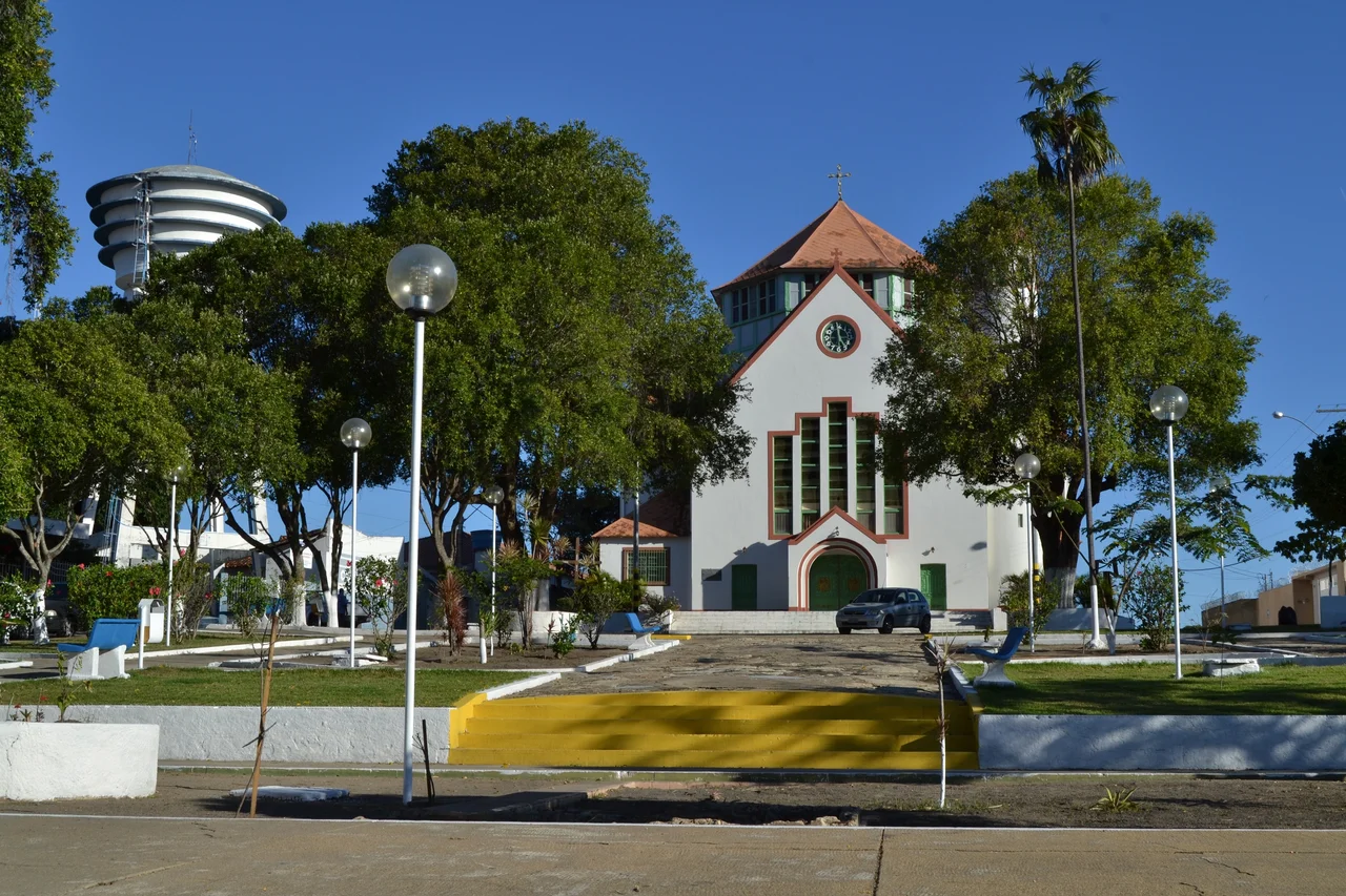Vista da Praça Virgem da Lapa e da Paróquia São Miguel e Almas na cidade de Jequitinhonha-MG