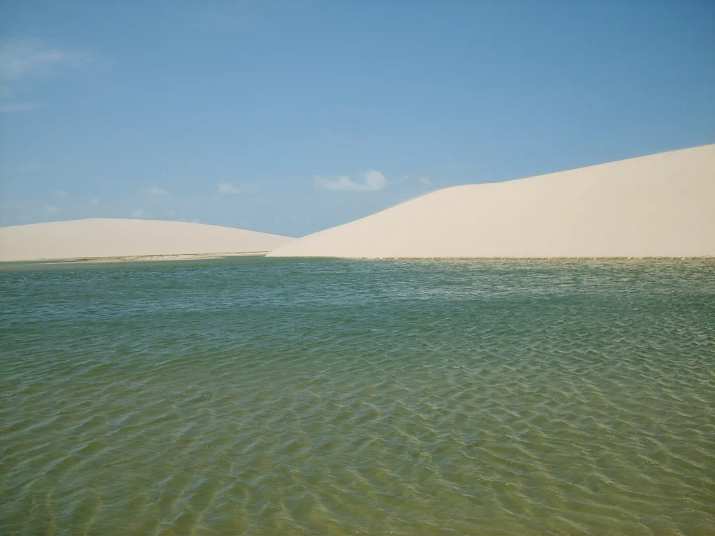 Lagoa entre as dunas de Jericoacoara.