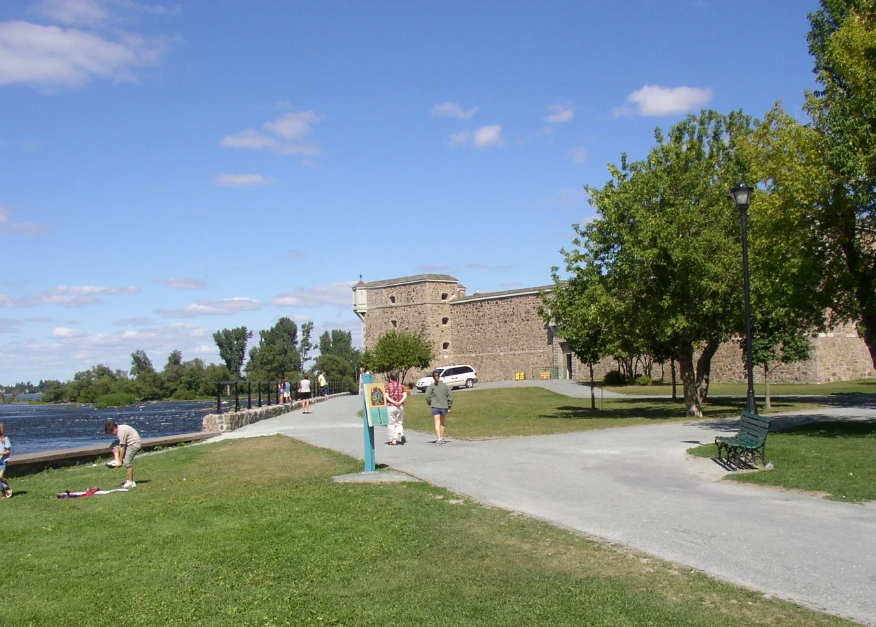 Photo of w:Fort Chambly on the w:Richelieu River in Quebec, Canada. Photo taken late in the summer of 2002.
Photo taken by uploader. Own work. All rights released. Williamborg 01:39, 22 July 2006 (UTC)