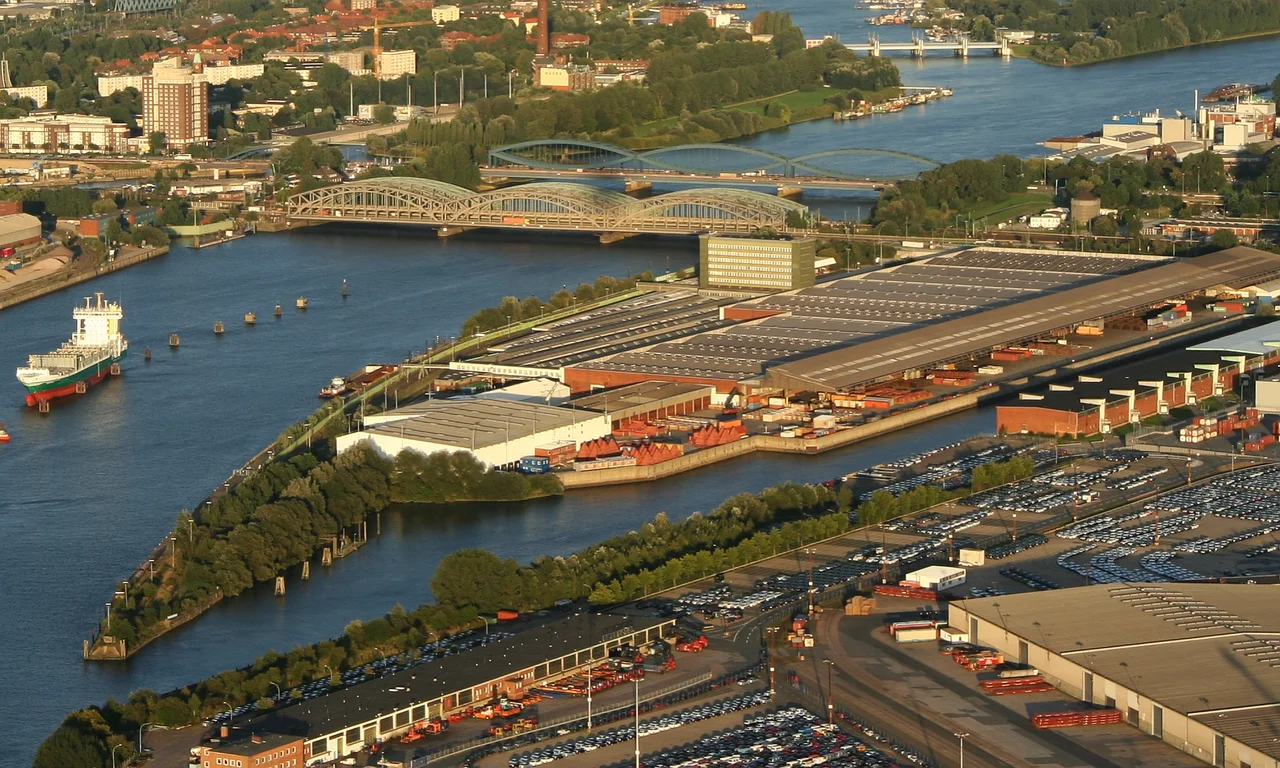 Vordergrund: links Norderelbe, mitte und rechts Moldauhafen - Bildmitte: Norderelbbrücken - Hintergrund: Billwerder Bucht, Kaltehofe