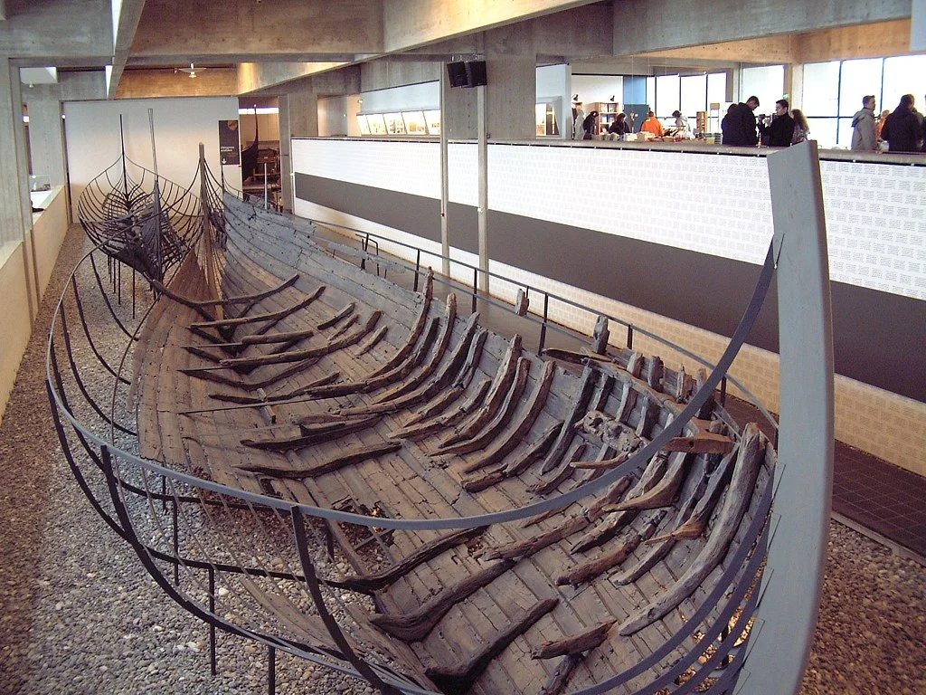 Skuldelev I: Ein wikingerzeitliches Hochseehandelsschiff, das im Roskilde-Fjord in der Nähe von Skuldelev gefunden wurde.