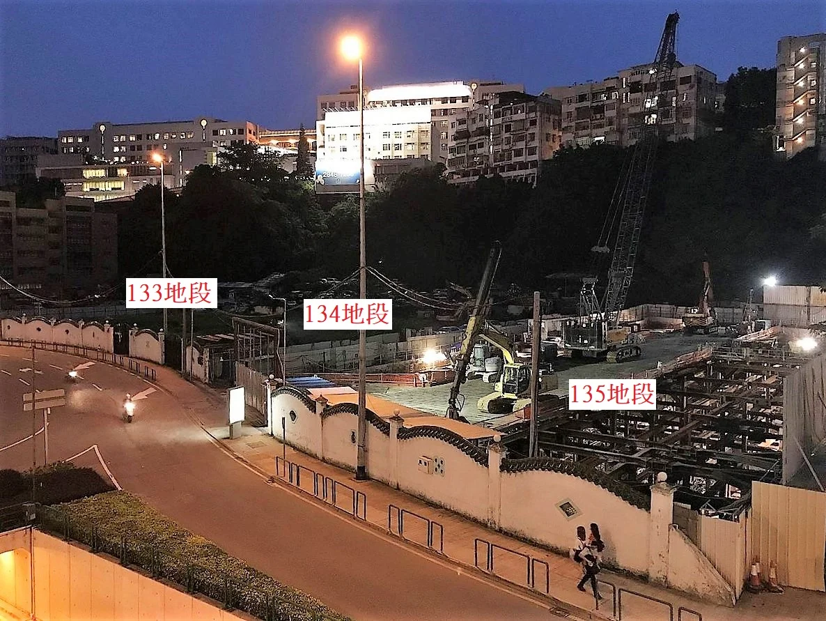 Constructions under Guia Mountain.